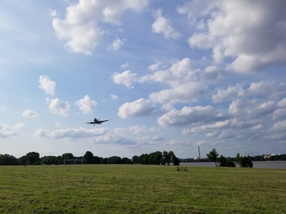 Gravelly Point Plane on Approach