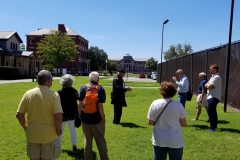Tour-guide-at-the-site-of-the-gallows